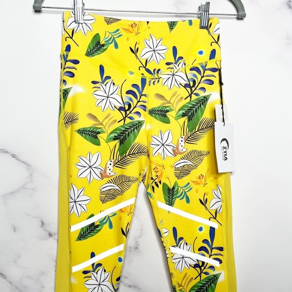 ZYIA Active Floral Reflective Light n Tight Hi-Rise 7/8 24” RC Leggings - Picture 6 of 15